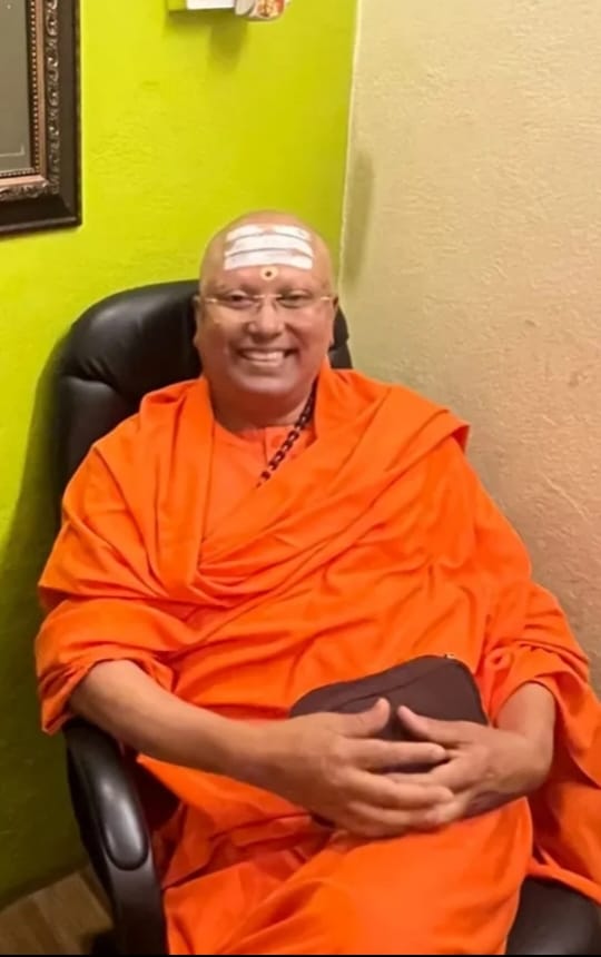 "Come To My Room, I'll Take You Abroad On Trip": Delhi Baba's Sleazy Chats