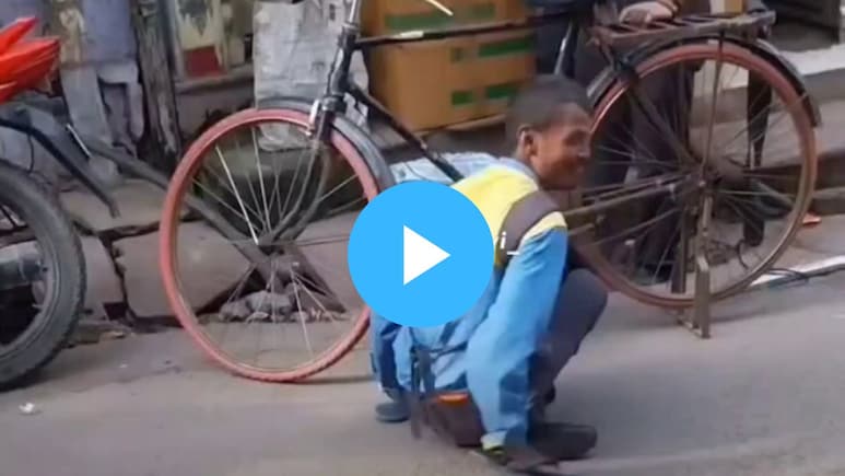 Funny VIDEO: 'Thank You डॉगेश', अपंग भिकारी कुत्र्याचा हल्ल्यानंतर सुसाट पळाला  
