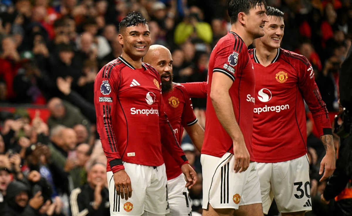 Manchester United Wins Chaotic Match vs Chelsea; Liverpool Remains Perfect