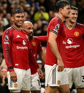Manchester United Wins Chaotic Match vs Chelsea; Liverpool Remains Perfect
