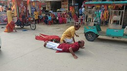 khatushyam ji:  जल झुलनी एकादशी पर दंडवत होकर खाटूश्याम पहुंचे भक्त, बाबा श्याम के दर्शनों के लिए लगी लंबी कतारें