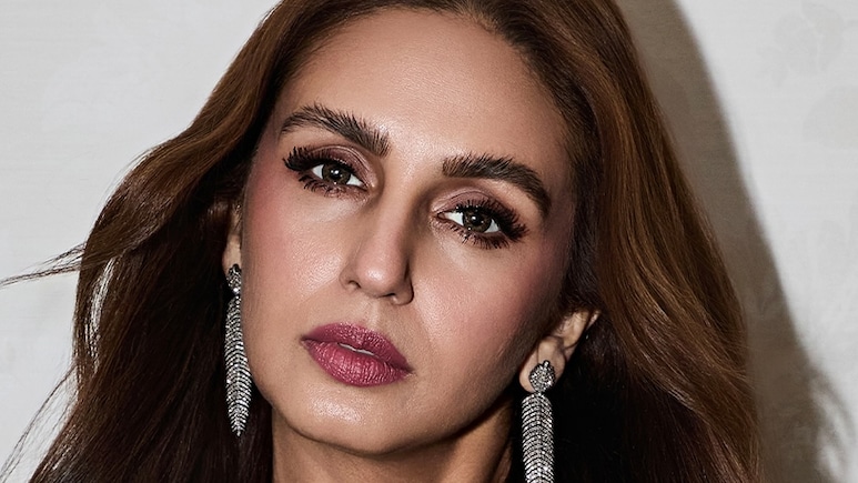 Sharp Armani Suit, Sharper Jawline: Huma Qureshi's Transformation Stuns Fans Sharp Armani Suit, Sharper Jawline: Huma Qureshi's Transformation Stuns Fans