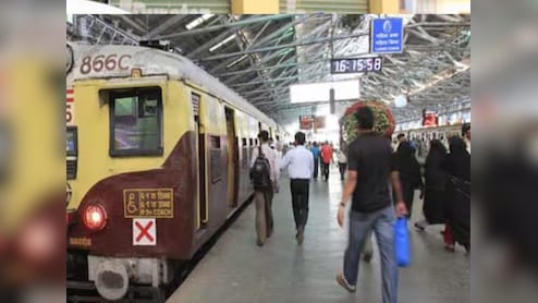 यात्रियों से कैश, गहनों का मांगते थे हिसाब...मुंबई में रेलवे पुलिस का वसूली रैकेट, 5 महीने में 13 पुलिसकर्मी सस्पेंड