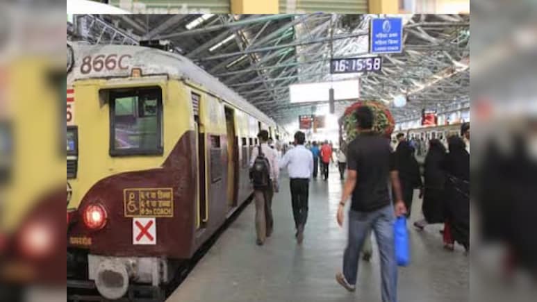 यात्रियों से कैश, गहनों का मांगते थे हिसाब...मुंबई में रेलवे पुलिस का वसूली रैकेट, 5 महीने में 13 पुलिसकर्मी सस्पेंड