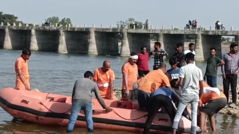 Rajasthan: नदी में नहाने गए 5 दोस्त तेज बहाव में फंसे; 2 की मौत; 3 बाल-बाल बचे Rajasthan: नदी में नहाने गए 5 दोस्त तेज बहाव में फंसे; 2 की मौत; 3 बाल-बाल बचे