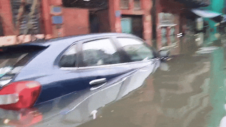 VIDEO: भारी बारिश से थमी कोलकाता की रफ्तार, रेलवे ट्रैक और दुकानें जलमग्न...सड़कों पर तैरने लगी नाव VIDEO: भारी बारिश से थमी कोलकाता की रफ्तार, रेलवे ट्रैक और दुकानें जलमग्न...सड़कों पर तैरने लगी नाव