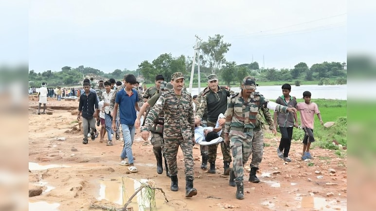 बाढ़ से तबाहीः सेना ने अब तक बचाई 21 हजार से अधिक लोगों की जान