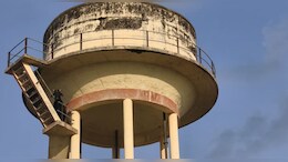 60 फीट ऊंची टंकी पर चढ़ गया सांड, प्रशासन को देख खुद क&zwj;िया ऐसा कारनामा कि सब हुए हैरान &nbsp;