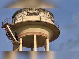 60 फीट ऊंची टंकी पर चढ़ गया सांड, प्रशासन को देख खुद किया ऐसा कारनामा कि सब हुए हैरान   60 फीट ऊंची टंकी पर चढ़ गया सांड, प्रशासन को देख खुद किया ऐसा कारनामा कि सब हुए हैरान