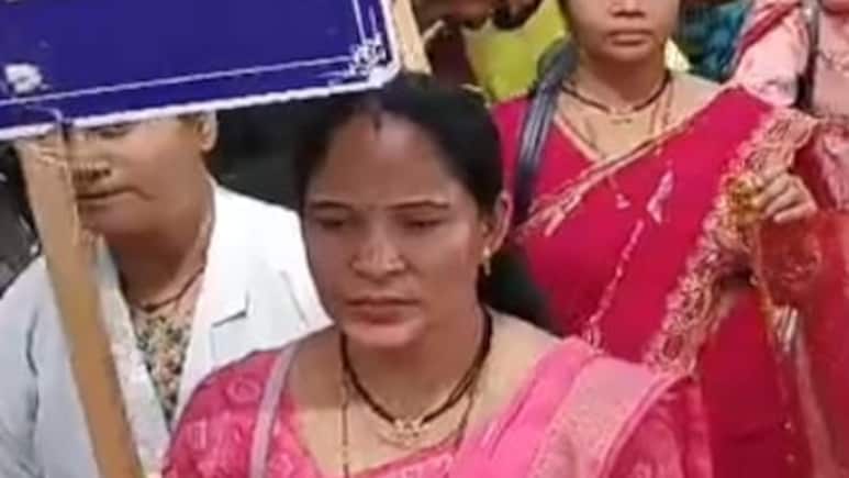 छत्तीसगढ़ में NHM कर्मचारियों की 16वें दिन भी हड़ताल, राजनांदगांव में कलेक्ट्रेट के सामने निकाली चुनरी यात्रा छत्तीसगढ़ में NHM कर्मचारियों की 16वें दिन भी हड़ताल, राजनांदगांव में कलेक्ट्रेट के सामने निकाली चुनरी यात्रा