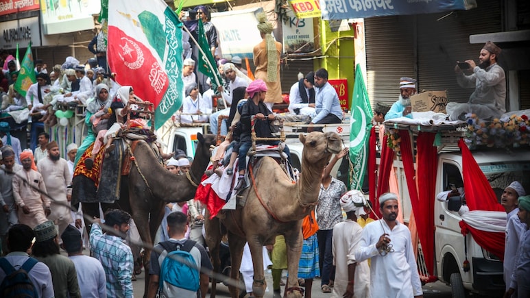 काशी की सड़कों पर निकला ईद मिलाद-उल-नबी का जुलूस, देखिए तस्वीरें