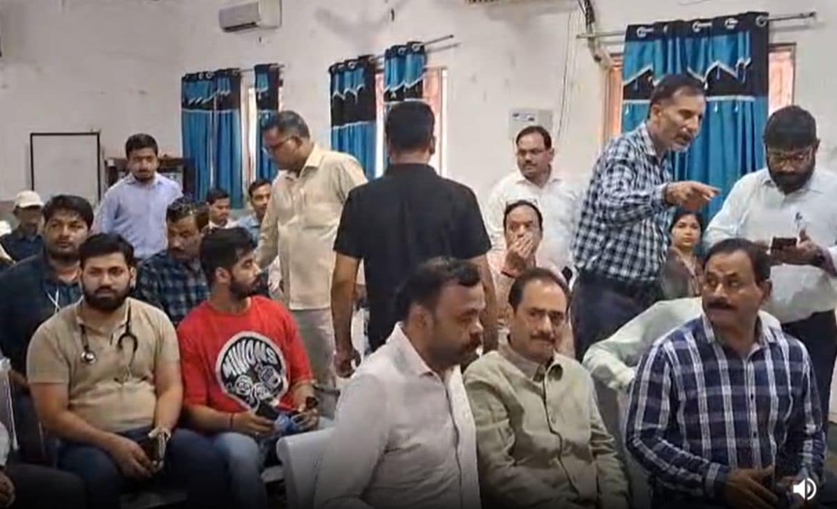 पुलिस की कार्यशैली के खिलाफ विरोध जताते इटावा के डॉक्टर. पुलिस की कार्यशैली के खिलाफ विरोध जताते इटावा के डॉक्टर.