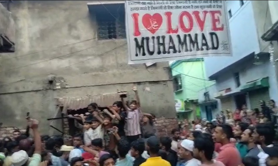 UP में 'आई लव मोहम्मद' वाले पोस्टर पर फिर हो गया बवाल, महिलाएं आपस में क्यों भिड़ीं?
