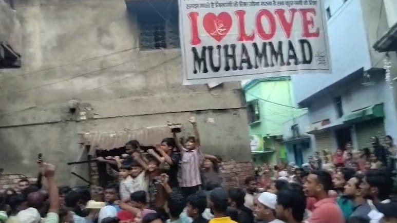 UP में 'आई लव मोहम्मद' वाले पोस्टर पर फिर हो गया बवाल, महिलाएं आपस में क्यों भिड़ीं?