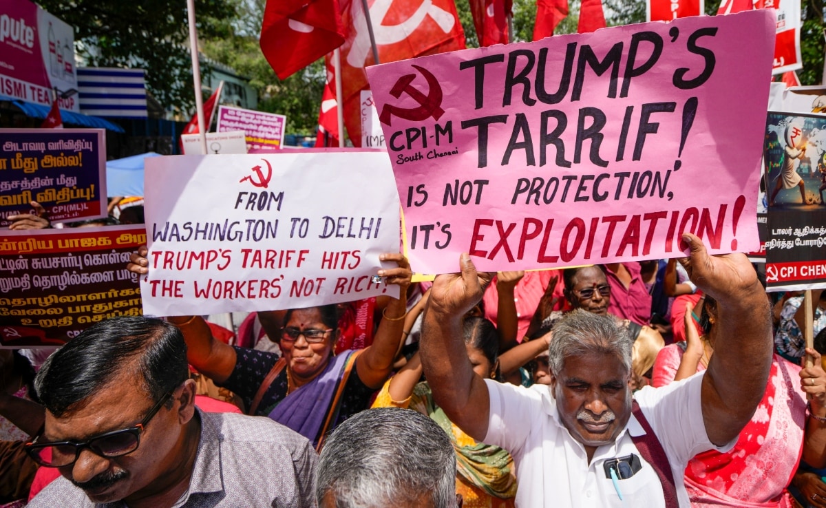 अमेरिकी राष्ट्रपति डोनाल्ड ट्रंप की नीतियों के विरोध में चेन्नई में प्रदर्शन करते वामपंथी कार्यकर्ता. अमेरिकी राष्ट्रपति डोनाल्ड ट्रंप की नीतियों के विरोध में चेन्नई में प्रदर्शन करते वामपंथी कार्यकर्ता.