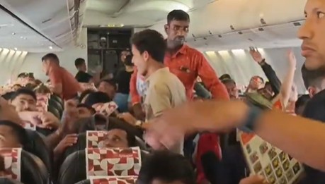 2 घंटे तक विमान में फंसे रहे 200 यात्री, नहीं चला AC ...साढ़े छह घंटे बाद दूसरे विमान से भरी उड़ान
