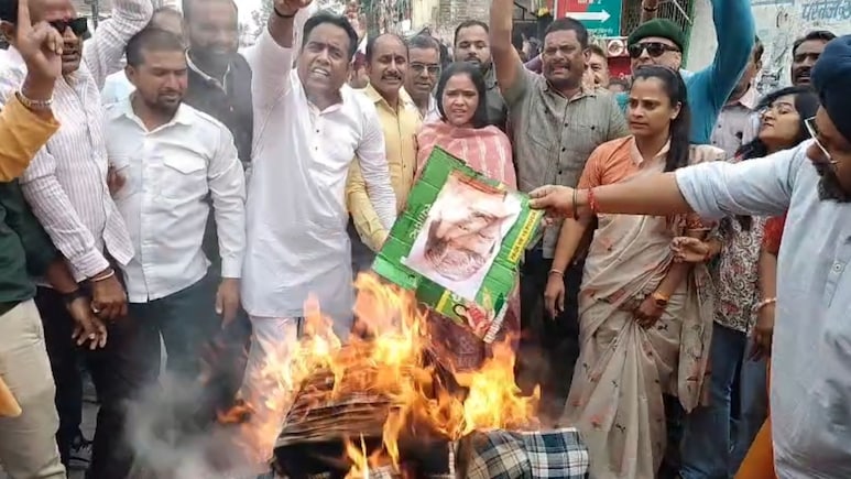 राहुल और प्रियंका गांधी पर दिए बयान का विरोध, धार में कांग्रेस ने फूंका विजयवर्गीय का पुतला