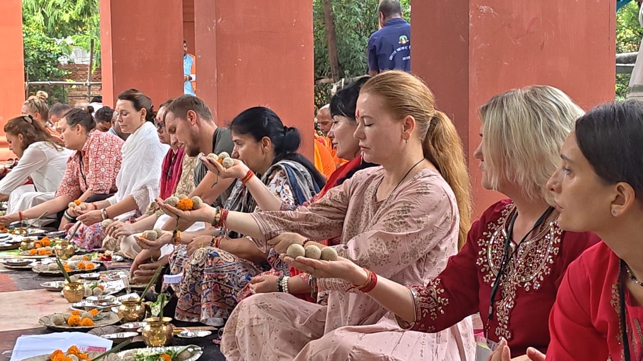 बिहार के गयाजी में दिखा अद्भुत नजारा, रूस-यूक्रेन के श्रद्धालु एक साथ कर रहे पिंडदान