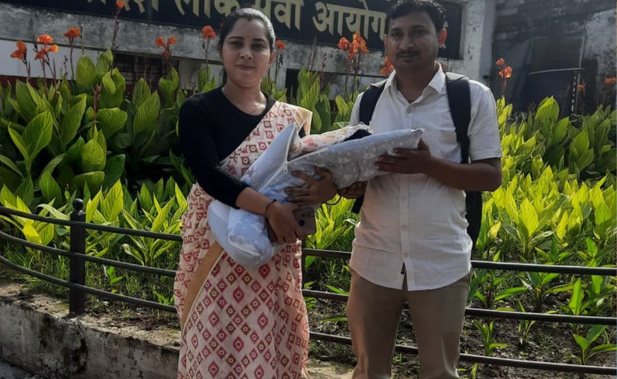 Success Story: 20 दिन की बेटी को गोद में लेकर इंटरव्यू देने पहुंची Varsha Patel, 1st रैंक लाकर बनीं DSP