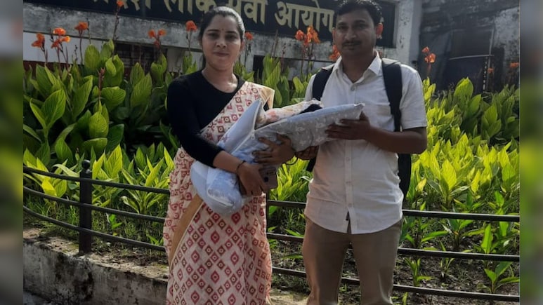 MPPSC: 20 दिन की बेटी को गोद में लेकर दिया इंटरव्यू, फी-मेल कैटेगरी में 1st रैंक लाकर वर्षा बनीं DSP MPPSC: 20 दिन की बेटी को गोद में लेकर दिया इंटरव्यू, फी-मेल कैटेगरी में 1st रैंक लाकर वर्षा बनीं DSP