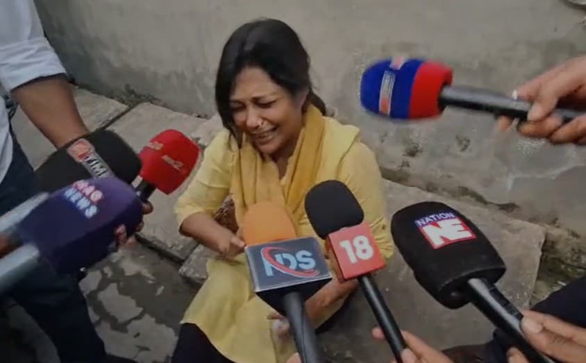असम में जुबीन गर्ग के घर के बाहर फूट-फूट तक रोते फैंस. असम में जुबीन गर्ग के घर के बाहर फूट-फूट तक रोते फैंस.