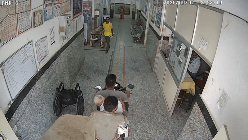 राजस्थान: 3 इडियट्स फिल्म जैसे बुजुर्ग की बचाई जान, वार्ड में बाइक पर बीमार शख्स को देख हर कोई हैरान