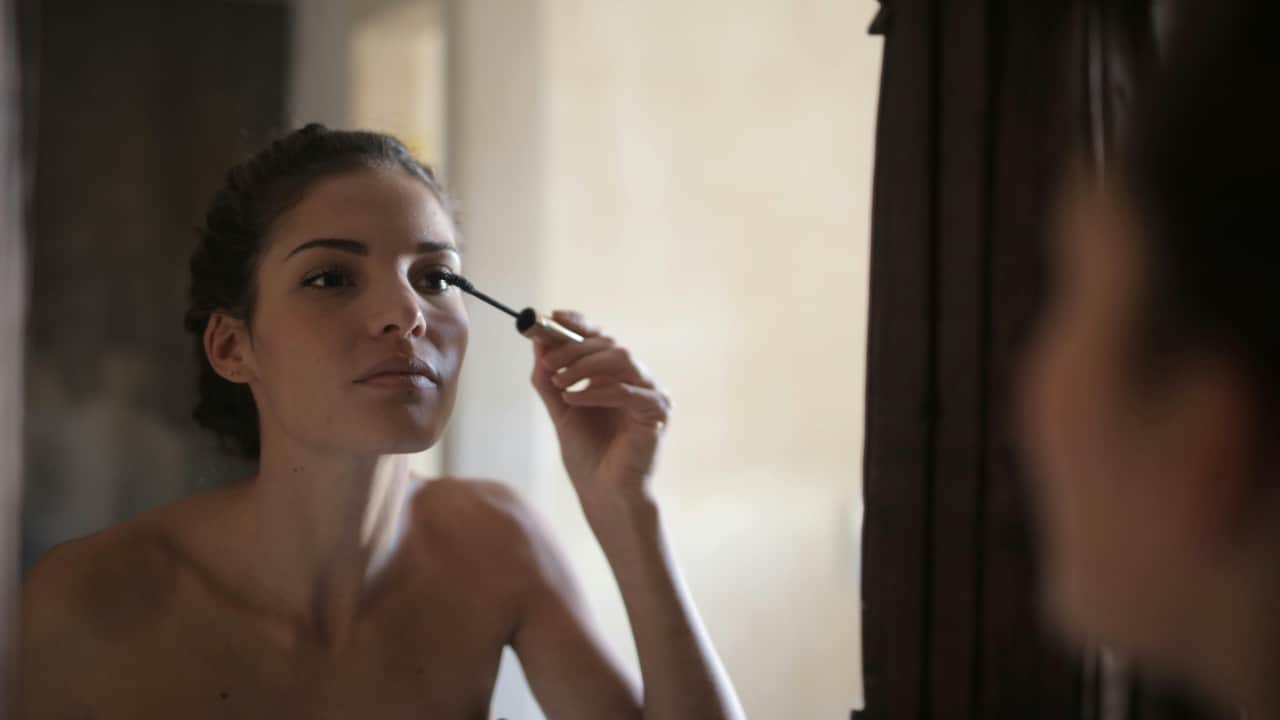 How To Make Mascara Last All Day Without Smudging