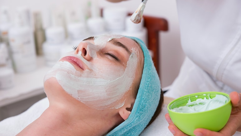 Festivals में चेहरे की बढ़ाएं रौनक, आज ही घर लाएं अफोर्डेबल Facial Kits