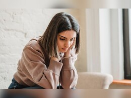 बाल झड़ना, नींद न आना...महिलाओं में कमजोरी के 9 लक्षण