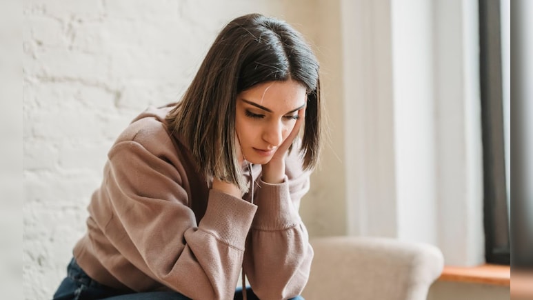 बाल झड़ना, नींद न आना...महिलाओं में कमजोरी के 9 लक्षण