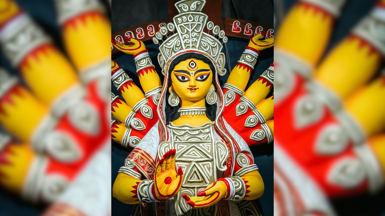Shardiya Navratri 2025: नवरात्रि में राशि के अनुसार करें पूजा, शीघ्र प्रसन्न होंगी देवी और पूरी होगी मनोकामना 
