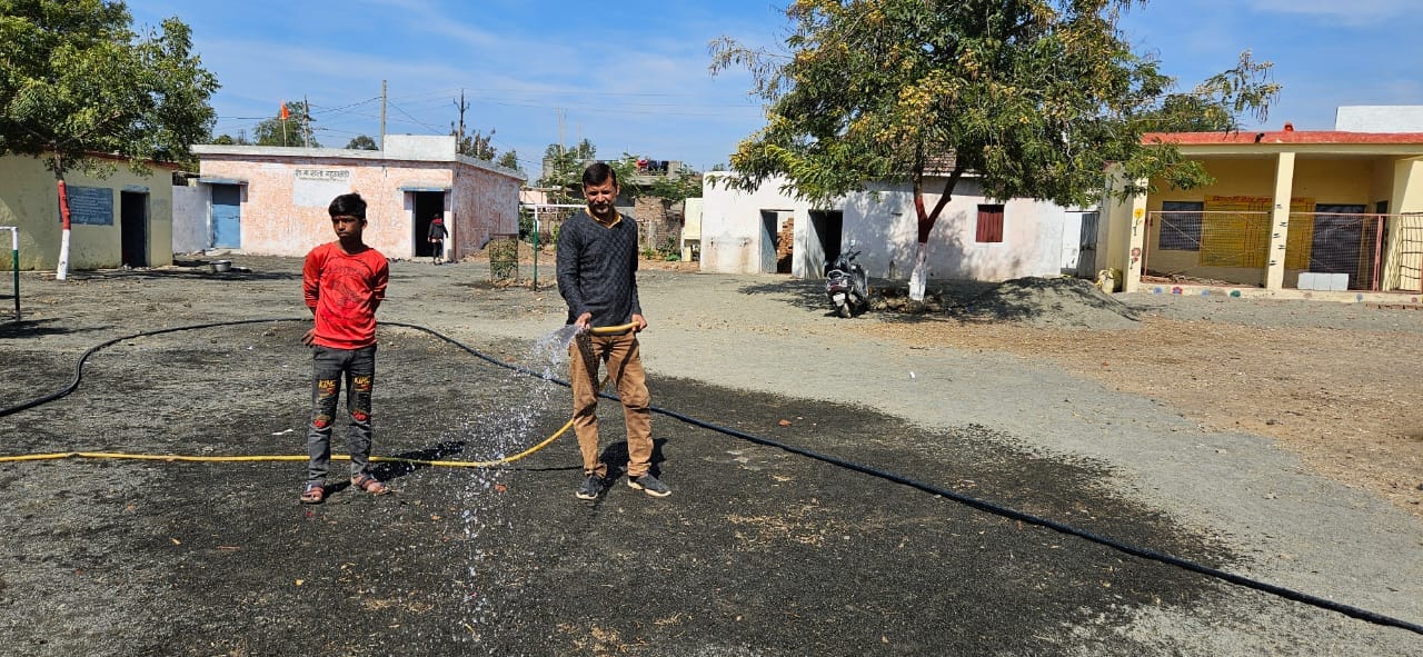 प्राचार्य अपने जुनून के पक्के हैं...स्कूल को उन्होंने अपनी मेहनत से संवारा है प्राचार्य अपने जुनून के पक्के हैं...स्कूल को उन्होंने अपनी मेहनत से संवारा है