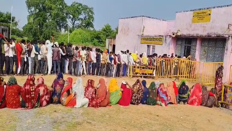 Fertilizer Crisis: खाद वितरण केंद्र में लंबी कतारें; तहसीलदार पर थप्पड़ मारने का अरोप, अन्नदाता परेशान Fertilizer Crisis: खाद वितरण केंद्र में लंबी कतारें; तहसीलदार पर थप्पड़ मारने का अरोप, अन्नदाता परेशान