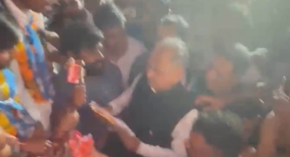 राजस्थान के पूर्व सीएम अशोक गहलोत ने अनशन तुड़वाया. राजस्थान के पूर्व सीएम अशोक गहलोत ने अनशन तुड़वाया.