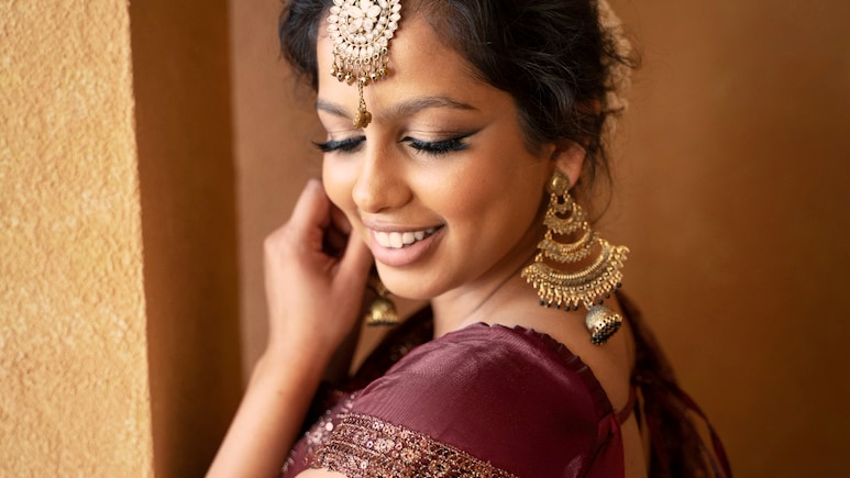 Durga Puja 2025 Makeup: दुर्गा पूजा में स्टाइलिश लुक से करें सभी को इंप्रेस, अपनाएं ये बेस्ट प्रोडक्ट