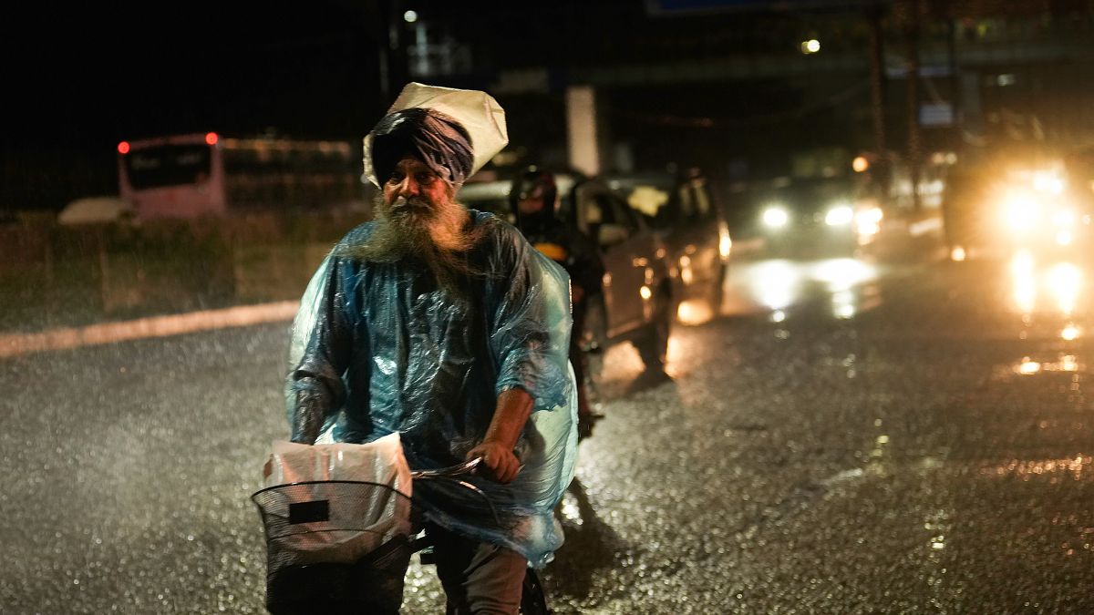 दिल्ली‑एनसीआर में बदला मौसम का मिजाज, कई इलाकों में हल्&zwj;की बारिश से बढ़ा ठंड का एहसास