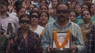 आंखों पर काली पट्टी, हाथ में मासूम की तस्वीर... हाई कोर्ट के फैसले के खिलाफ सड़कों पर क्यों उतरे लोग?