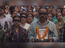 आंखों पर काली पट्टी, हाथ में मासूम की तस्वीर... हाई कोर्ट के फैसले के खिलाफ सड़कों पर क्यों उतरे लोग? आंखों पर काली पट्टी, हाथ में मासूम की तस्वीर... हाई कोर्ट के फैसले के खिलाफ सड़कों पर क्यों उतरे लोग?