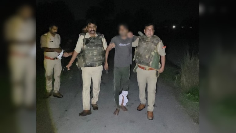 गोरखपुर में पशु तस्कर को मुठभेड़ में लगी गोली, घायल हालत में गिरफ्तार, 12 मुकदमों में वॉन्टेड गोरखपुर में पशु तस्कर को मुठभेड़ में लगी गोली, घायल हालत में गिरफ्तार, 12 मुकदमों में वॉन्टेड