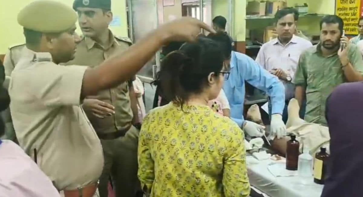 घायल पुलिसकर्मियों का अस्पताल में इलाज चल रहा है. घायल पुलिसकर्मियों का अस्पताल में इलाज चल रहा है.