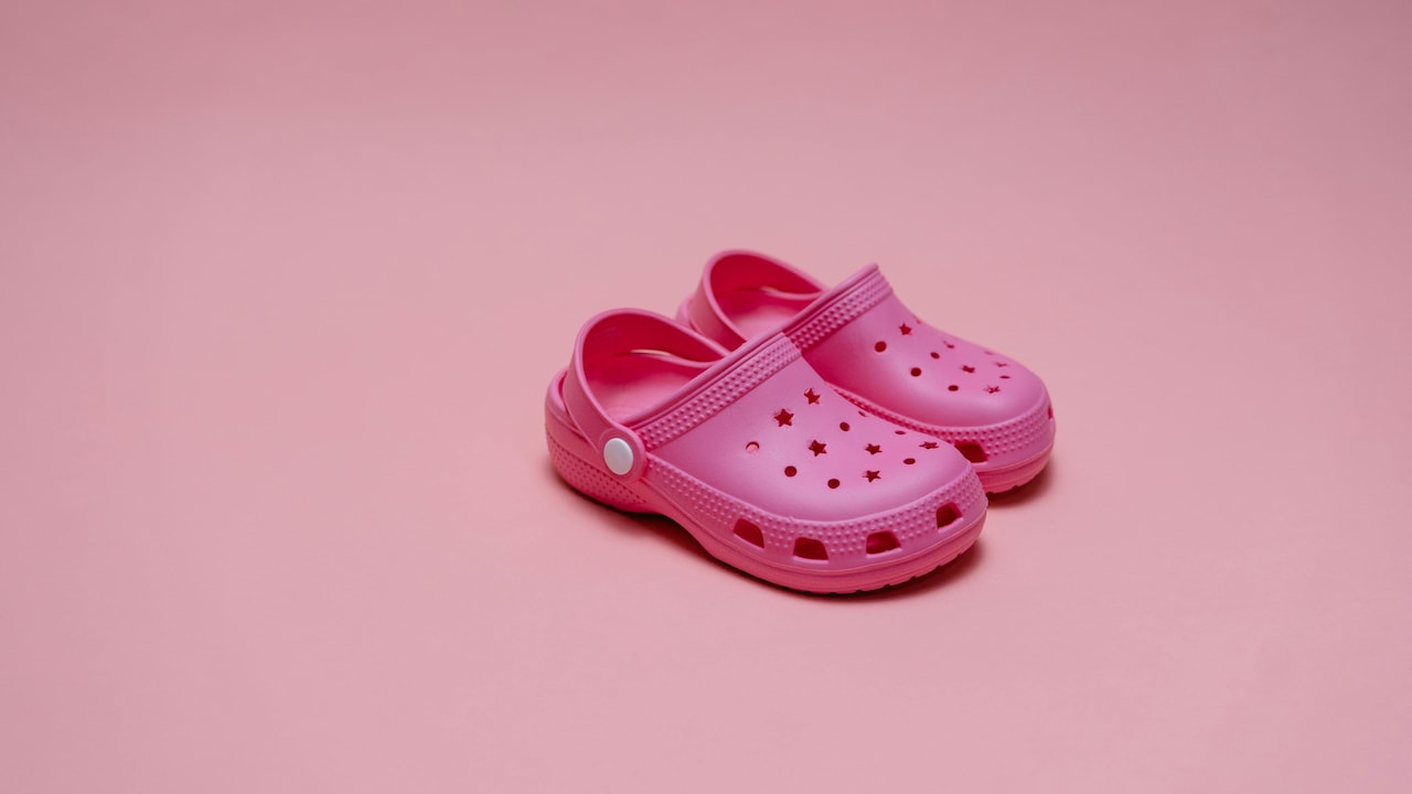 Get easy ways to style clogs without looking outdated