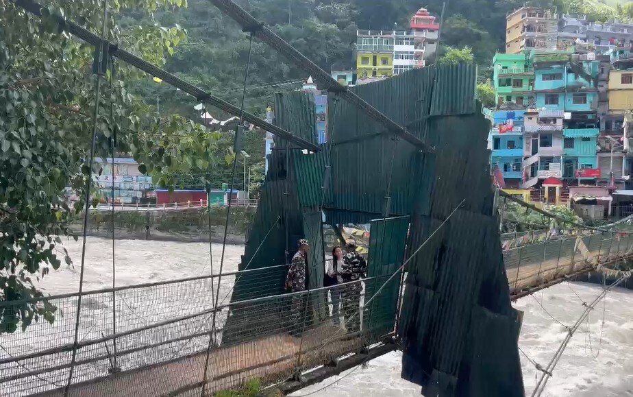 धारचूला में नेपाल और भारत के बीच पुल पर चौकसी बढ़ा दी गई है. धारचूला में नेपाल और भारत के बीच पुल पर चौकसी बढ़ा दी गई है.