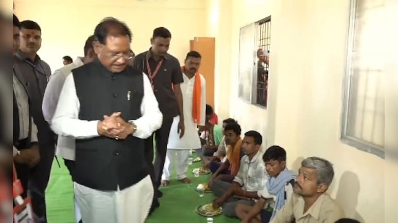 बाढ़ पीड़ितों के बीच पहुंचे CM साय, अधिकारियों को राहत और पुनर्वास कार्यों में तेजी लाने के दिए निर्देश बाढ़ पीड़ितों के बीच पहुंचे CM साय, अधिकारियों को राहत और पुनर्वास कार्यों में तेजी लाने के दिए निर्देश