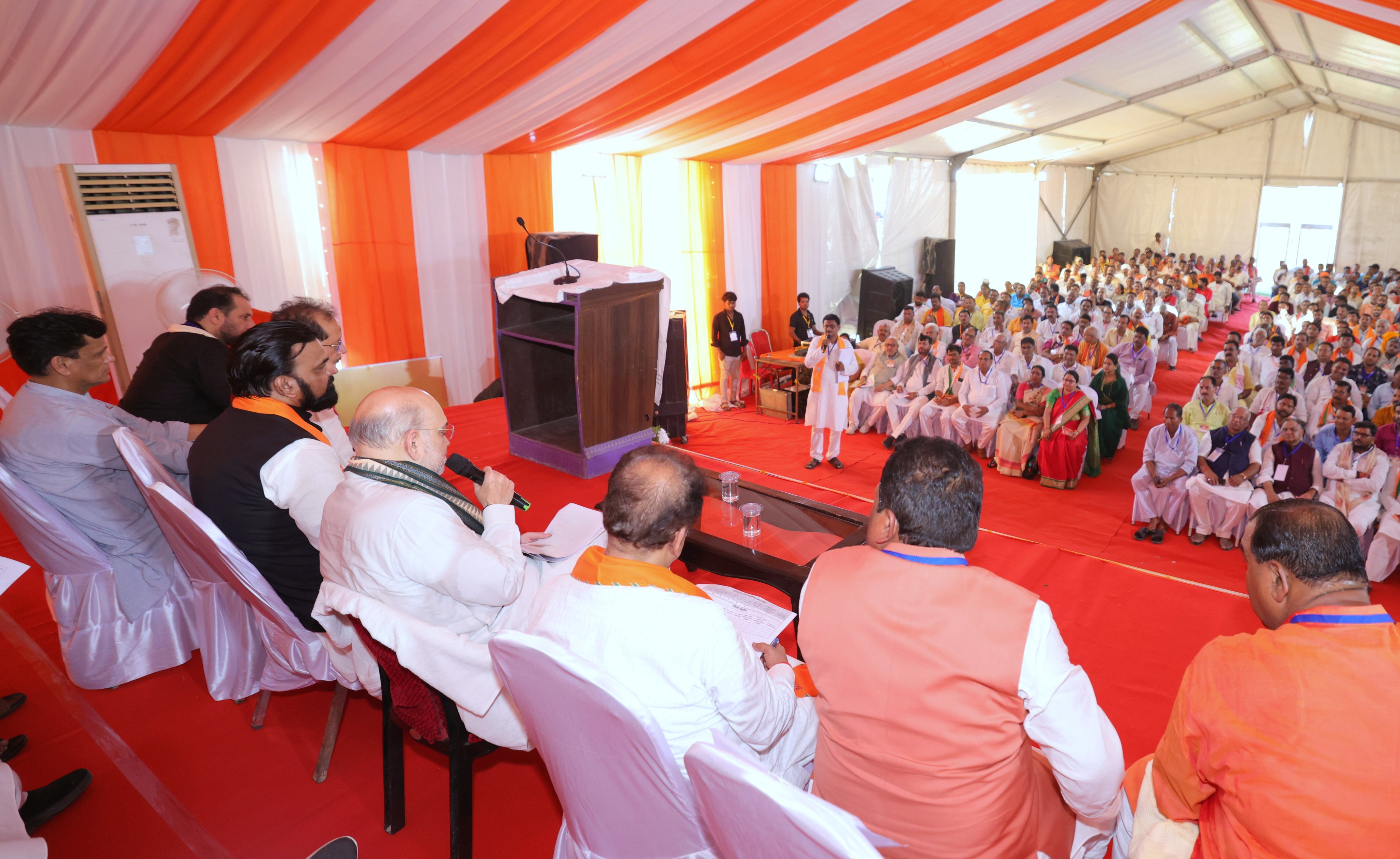 अररिया में बीजेपी नेताओं के साथ बैठक करते अमित शाह. अररिया में बीजेपी नेताओं के साथ बैठक करते अमित शाह.