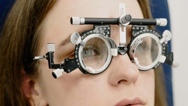 गलत चश्मा लगाने से क्या होता है? क्या गलत पावर का चश्मा आपकी आंखों को नुकसान पहुंचा सकता है?