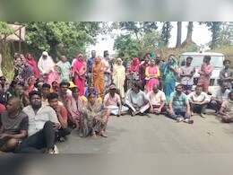 चिरमिरी में बुनियादी सुविधा के लिए हाहाकार, प्यास बुझाने को पानी नहीं, महिलाएं-बच्चे तक धरने पर बैठे चिरमिरी में बुनियादी सुविधा के लिए हाहाकार, प्यास बुझाने को पानी नहीं, महिलाएं-बच्चे तक धरने पर बैठे