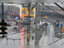 कोलकाता में आफत की बारिश, सड़क-बाजार, एयरपोर्ट और रेलवे स्टेशन तक... हर तरफ पानी ही पानी, टूटे कई रिकॉर्ड कोलकाता में आफत की बारिश, सड़क-बाजार, एयरपोर्ट और रेलवे स्टेशन तक... हर तरफ पानी ही पानी, टूटे कई रिकॉर्ड