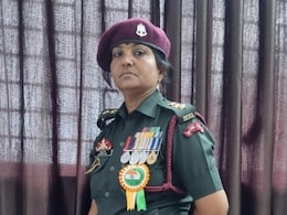महाराष्ट्र: सेना की वर्दी पहनकर घूम रही महिला गिरफ्तार, फर्जी कैप्टन बन करती थी लोगों को गुमराह महाराष्ट्र: सेना की वर्दी पहनकर घूम रही महिला गिरफ्तार, फर्जी कैप्टन बन करती थी लोगों को गुमराह