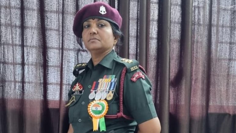 महाराष्ट्र: सेना की वर्दी पहनकर घूम रही महिला गिरफ्तार, फर्जी कैप्टन बन करती थी लोगों को गुमराह महाराष्ट्र: सेना की वर्दी पहनकर घूम रही महिला गिरफ्तार, फर्जी कैप्टन बन करती थी लोगों को गुमराह