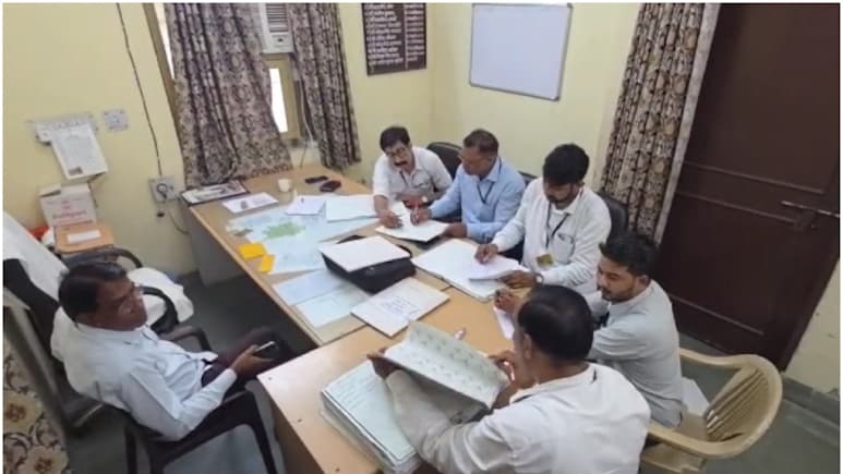 राजस्थान: सरकारी दफ्तरों में मिली भारी अनियमितता, औचक निरीक्षण में 65% कर्मचारी मिले गायब राजस्थान: सरकारी दफ्तरों में मिली भारी अनियमितता, औचक निरीक्षण में 65% कर्मचारी मिले गायब